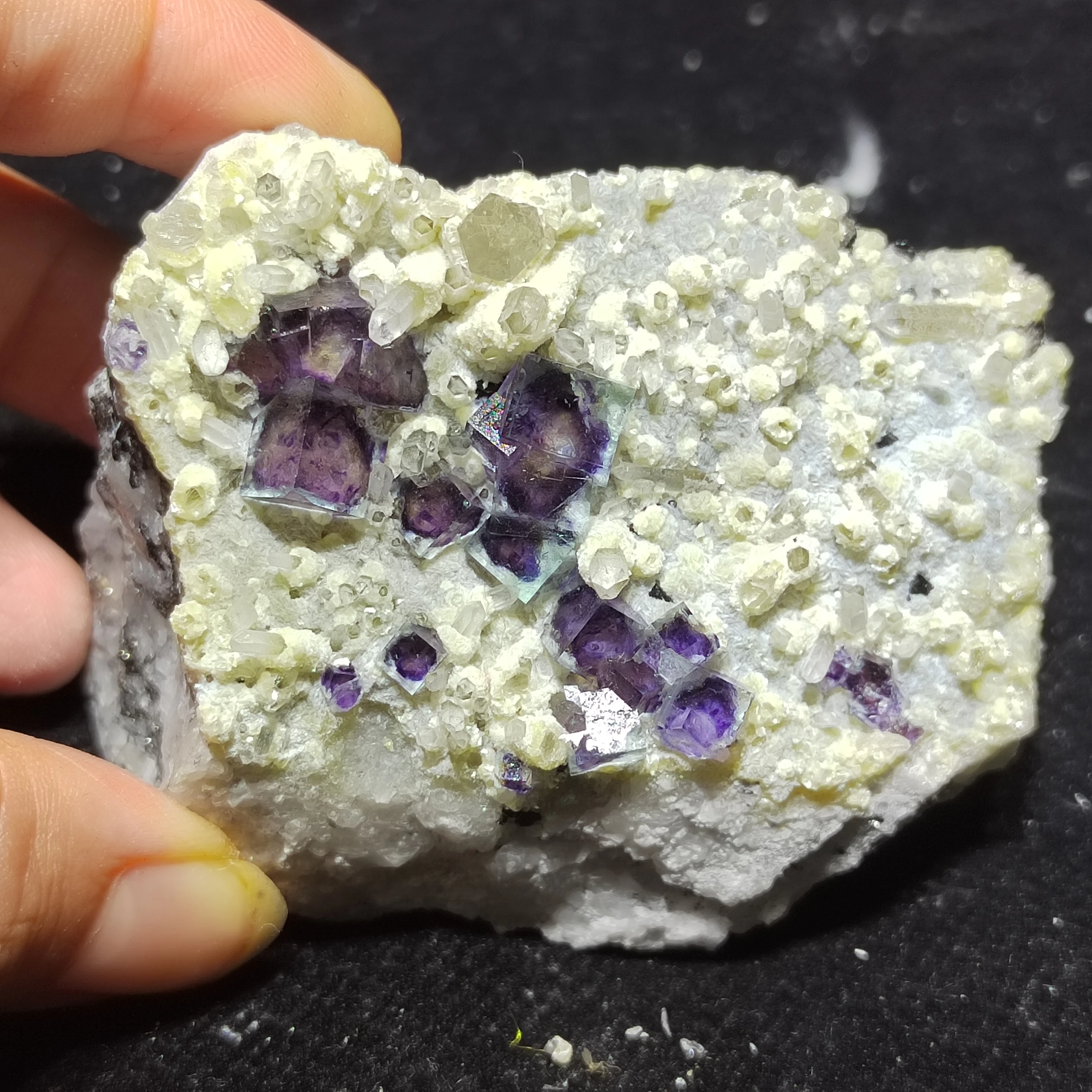 177.7 gNatural lilla fluoriidimaardlat, vilgust jms materjalist tooted, crystal kodu kaunistamiseks tervendav ringi veeni protolith kristall pärl maavarade näidiseid